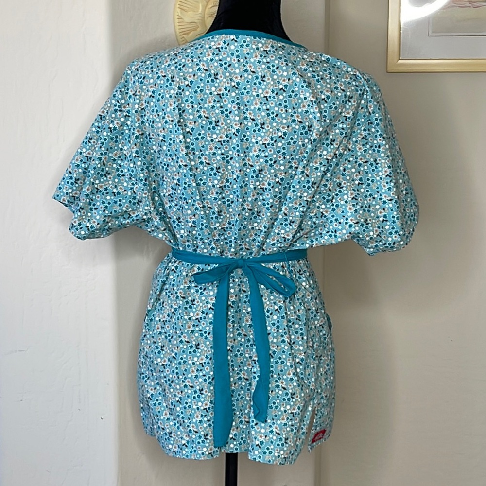 Dickies Tiny Flowers Pattern Tie Back Scrub Top In Size Large - Picture 3 of 13